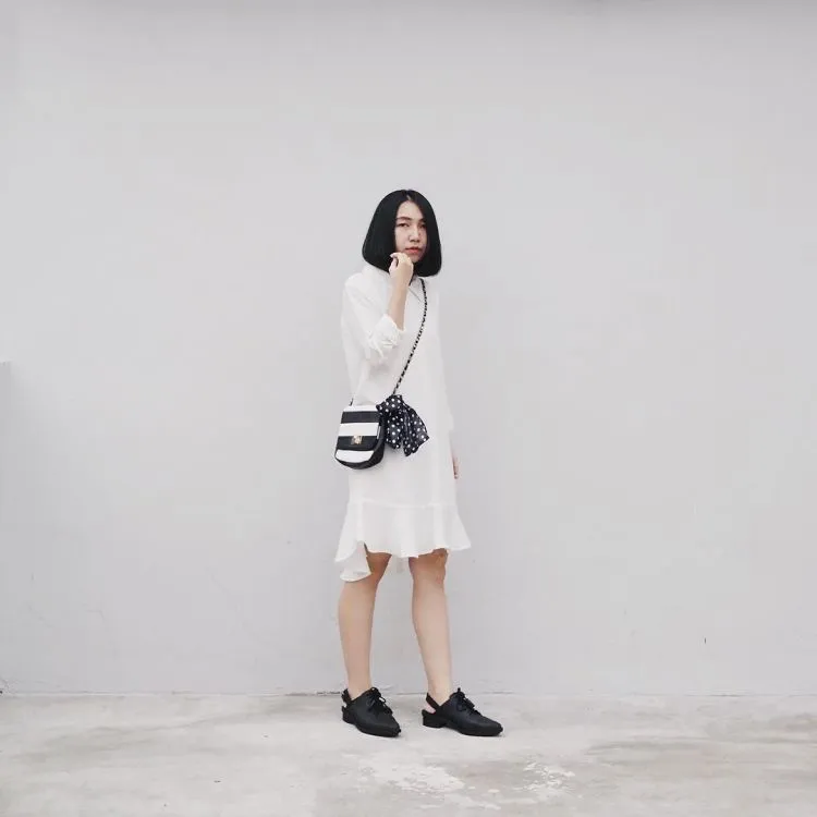 Biar Nggak Kayak Mbak Kunti, 17 Paduan Simple Baju Putih-putih Ini Wajib Buat Dicontek! 24