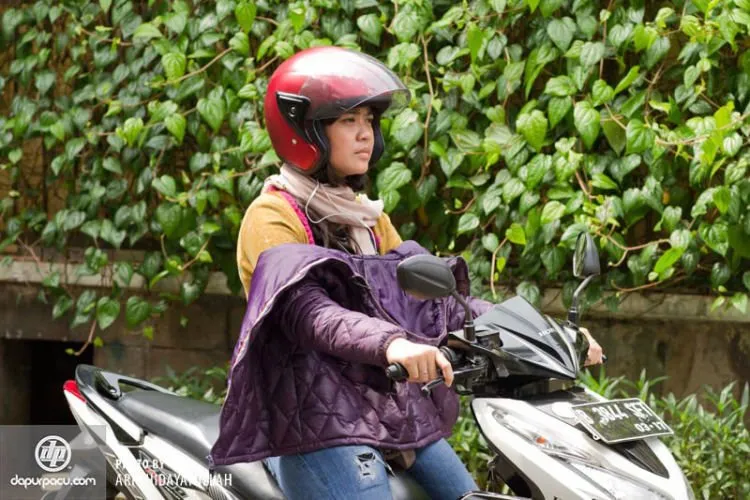 Goodbye Rambut dan Hijab Berantakan Gegara Helm, Asal 8 Tips Penyelamat Ini Kamu Lakoni 16