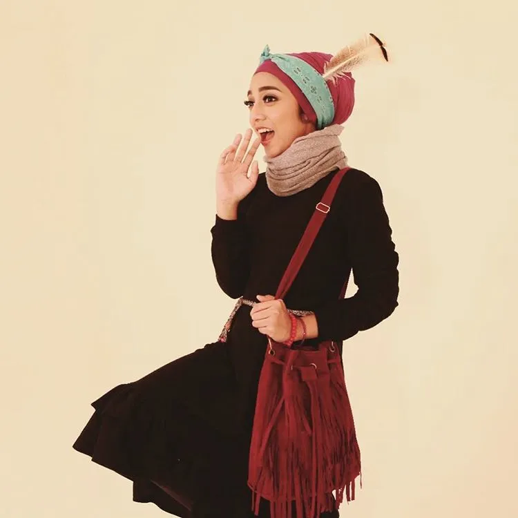 Tren Fesyen Hijab Turban ala Chikita Fawzi, Musisi dan Animator Stylish yang Penuh Inspirasi 30