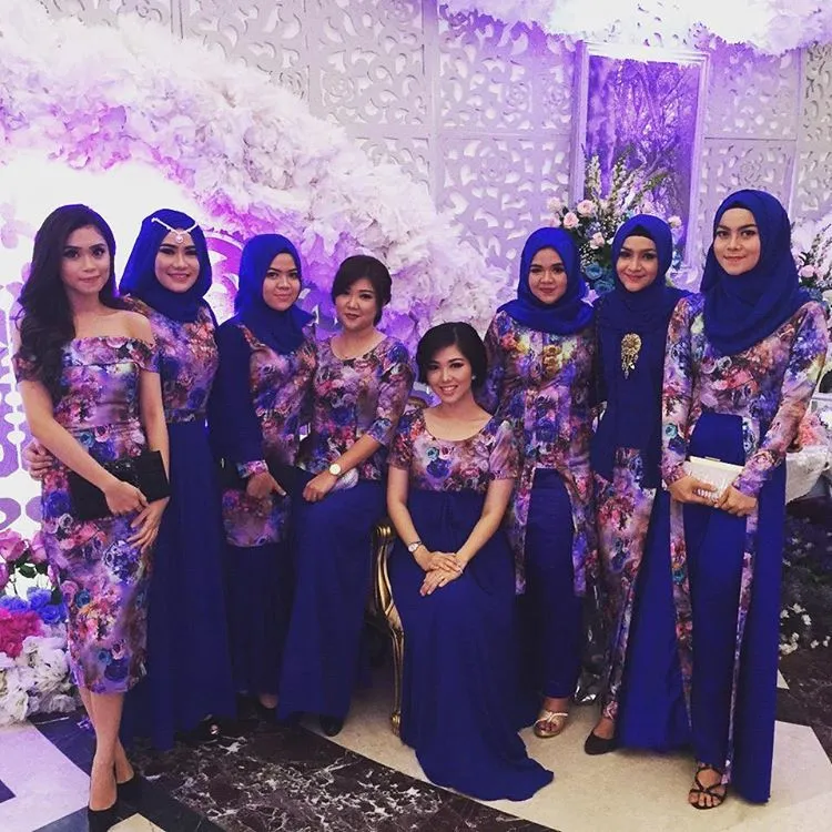 17 Kebaya Bunga-bunga yang Buatmu Makin Elegan. Ke Kondangan Maupun Wisuda Tetap Maksimal Menawannya 26