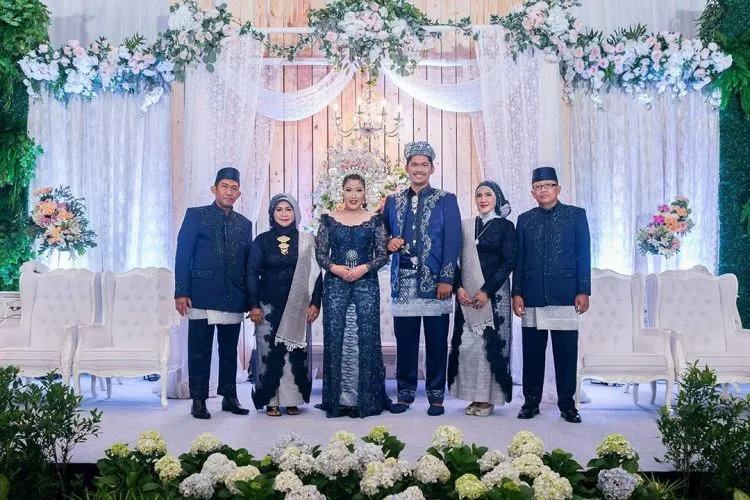Calon Mempelai yang Berbahagia, 17 Inspirasi Kebaya dan Beskap Ini Bisa Kamu Contek 25