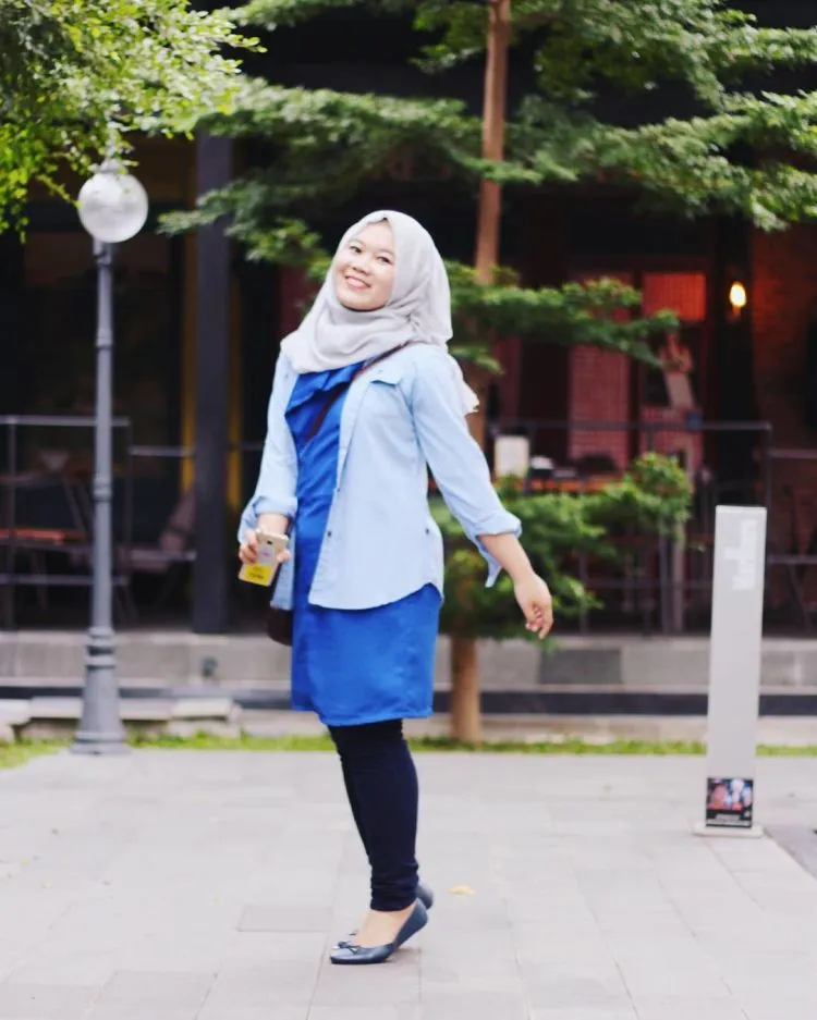 11 Ide Kemeja Polos dengan Kesan Santai yang Nggak Terlalu Formal. Wajib Dicoba! 20