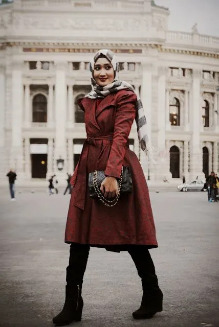Manfaatkan Bajumu dengan Maksimal. 8 Gaya Rok Atau Dress Midi yang Tetap Buat Penampilan Hijabmu Sopan 16