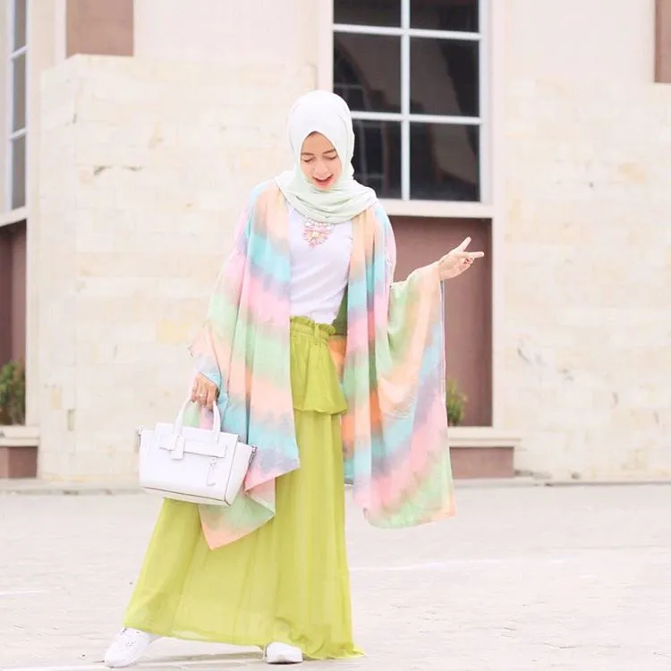 Biar Tampilanmu Semakin Menawan, 9 Fashion Item Hijab Ini Harus Kamu Punya 15