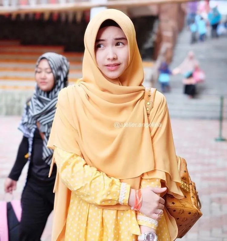 8 Inspirasi Hijab Menutup Dada a la Selebgram. Tetap Bisa Stylish Tanpa Repot 6