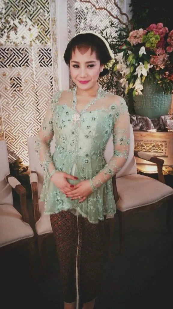 Untukmu Calon Ratu Sehari, Inilah 8 Inspirasi Kebaya Klasik Untuk Malam Midodareni 12