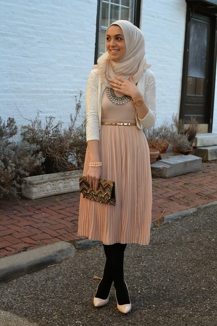 Manfaatkan Bajumu dengan Maksimal. 8 Gaya Rok Atau Dress Midi yang Tetap Buat Penampilan Hijabmu Sopan 15