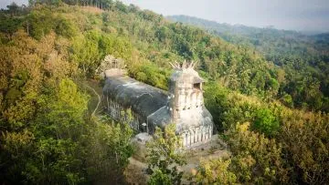 Masih Belum Move On dari Kisah Mas Rangga dan Mbak Cinta. Yuk Maen ke Gereja Ayam di Magelang Aja!