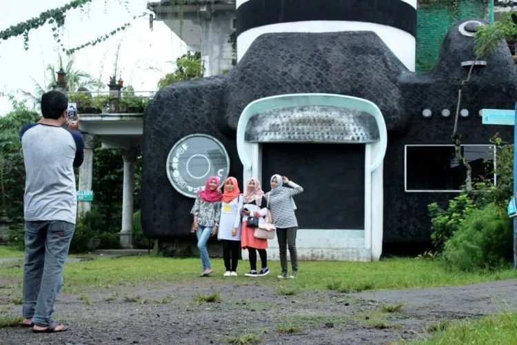 Ngaku Traveler Hits dan Kekinian? Nggak Sah Kalau Belum Mengunjungi Rumah Kamera di Magelang! 14