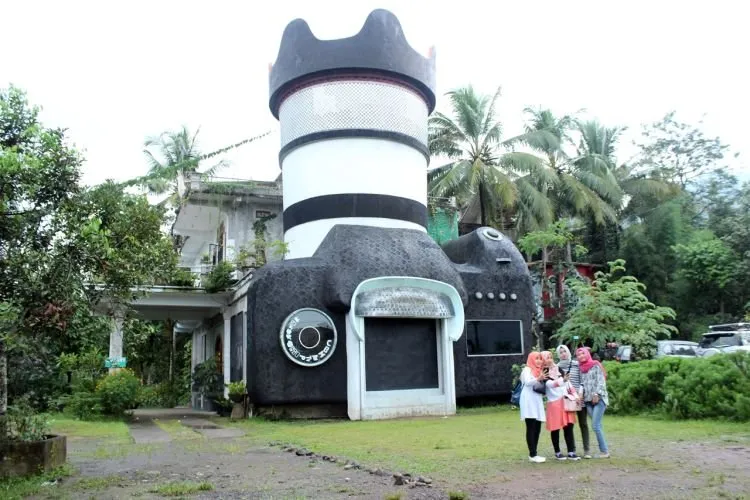 Sudah Traveling ke Rumah Kamera Magelang? Yuk Kepoin Sosok Inspiratif Di Balik Keunikannya! 13
