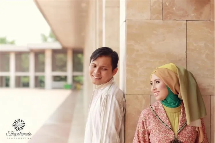 9 Inspirasi Pose Prewedding Tanpa Bersentuhan. Santunnya Dapat, Instagramable Jelas! 12
