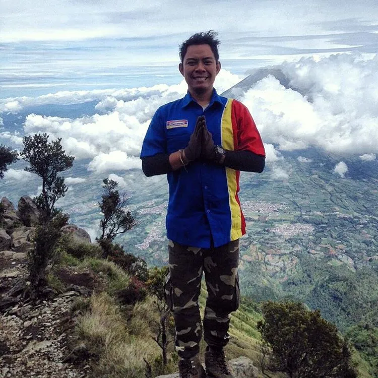 Parade Foto Selebrasi Para Pendaki yang Unik dan Kreatif di Puncak Gunung. Mana Favoritmu? 21