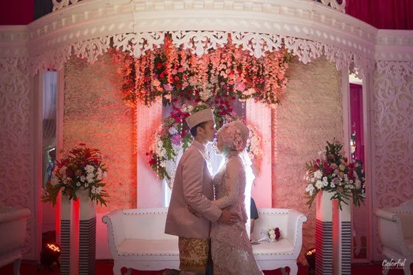 12 Foto Yang Membuktikan, Betapa Bahagia dan Romantisnya Berada di Pelaminan 24
