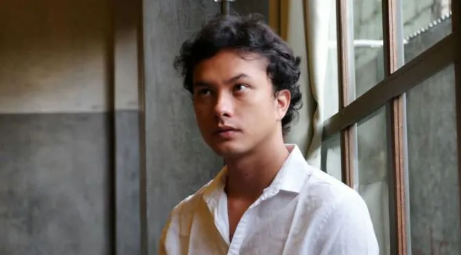 10 Artis Berambut Keriting Ini Bikin Kita Pengen Uyel-Uyel Manja, Bye Bye Cowok Berambut Lurus ~ 15