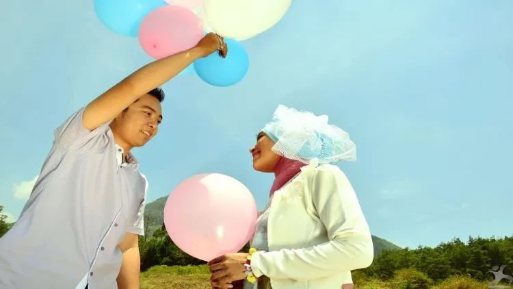 9 Inspirasi Pose Prewedding Tanpa Bersentuhan. Santunnya Dapat, Instagramable Jelas! 13