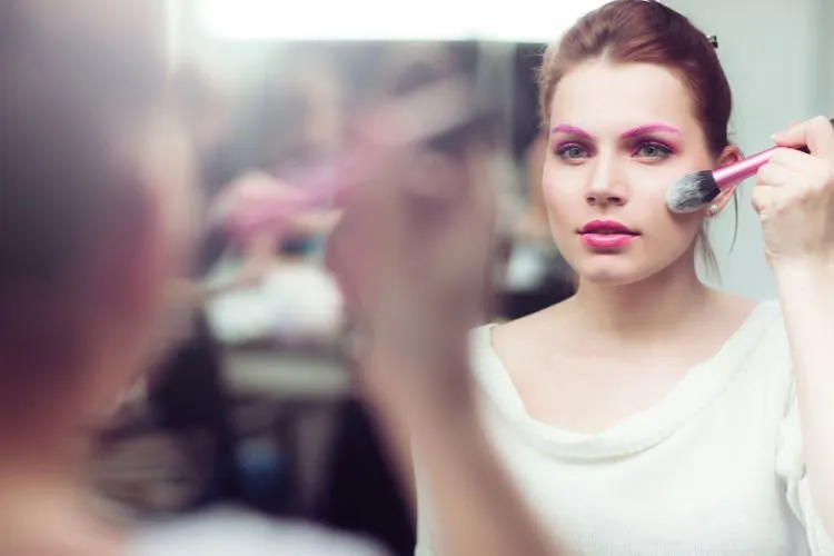 Mau Memesona Dengan Lipstik Warna Gelap? 7 Tips Makeup Ini Wajib Kamu Baca! 10