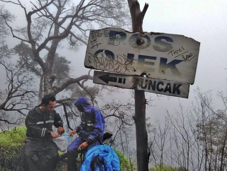Parodi Foto Kocak Para Pendaki yang Bikin Akhir Pekanmu Berwarna! Kamu Pasti Ngakak Terus 25