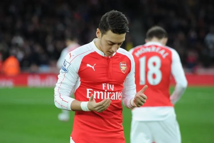 Mesut Ozil Umrah. Cek Yuk Bagaimana Sepak Bola dan Tato Pun Nggak Bikin Dia Lupa Ibadah Lainnya. 8