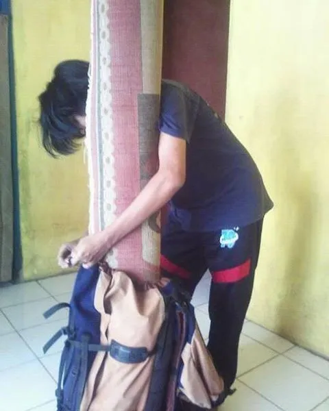 Parodi Foto Kocak Para Pendaki yang Bikin Akhir Pekanmu Berwarna! Kamu Pasti Ngakak Terus 14