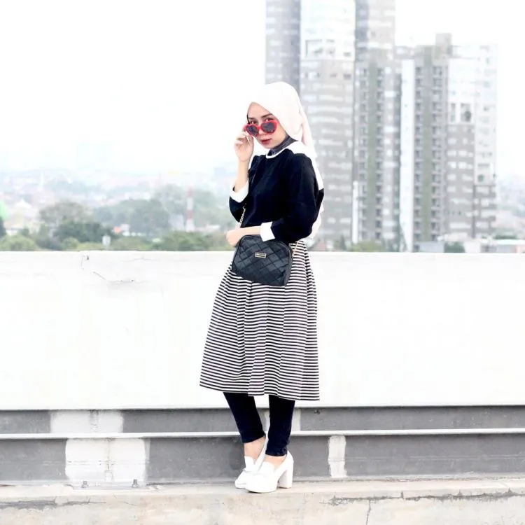Manfaatkan Bajumu dengan Maksimal. 8 Gaya Rok Atau Dress Midi yang Tetap Buat Penampilan Hijabmu Sopan 11