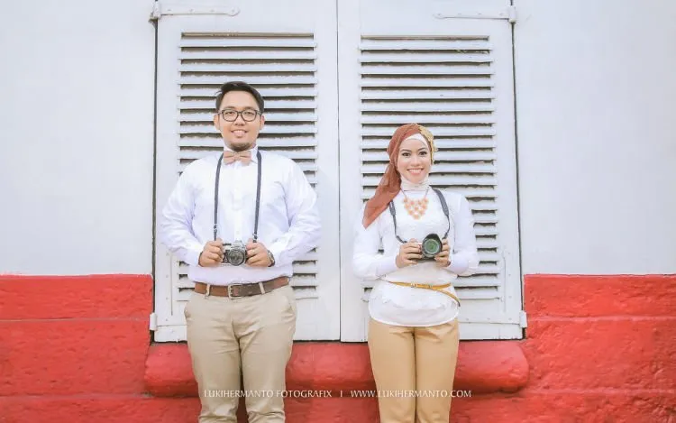 9 Inspirasi Pose Prewedding Tanpa Bersentuhan. Santunnya Dapat, Instagramable Jelas! 11