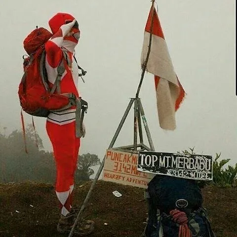 Parade Foto Selebrasi Para Pendaki yang Unik dan Kreatif di Puncak Gunung. Mana Favoritmu? 16