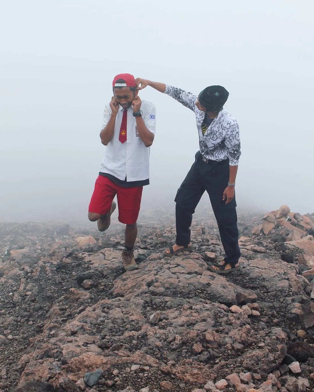Parade Foto Selebrasi Para Pendaki yang Unik dan Kreatif di Puncak Gunung. Mana Favoritmu? 14
