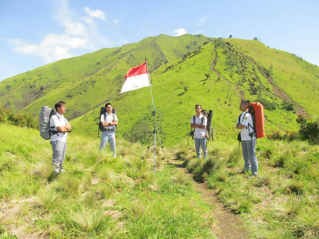 Parade Foto Selebrasi Para Pendaki yang Unik dan Kreatif di Puncak Gunung. Mana Favoritmu? 13