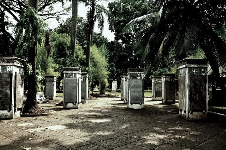 Taman-taman Kota Ini Nggak Cuma Menawarkan Keindahan, tapi Juga Tempat Bersemayam Setan-setan! 8