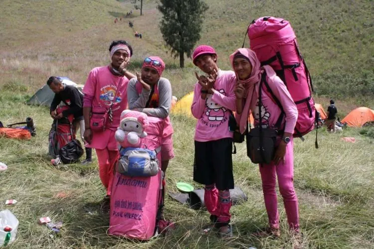 Ini Nih Pendaki Hello Kitty Unyu yang Bikin Kita Ketawa Mulu. Siapa Sih Mereka Sebenarnya? 6