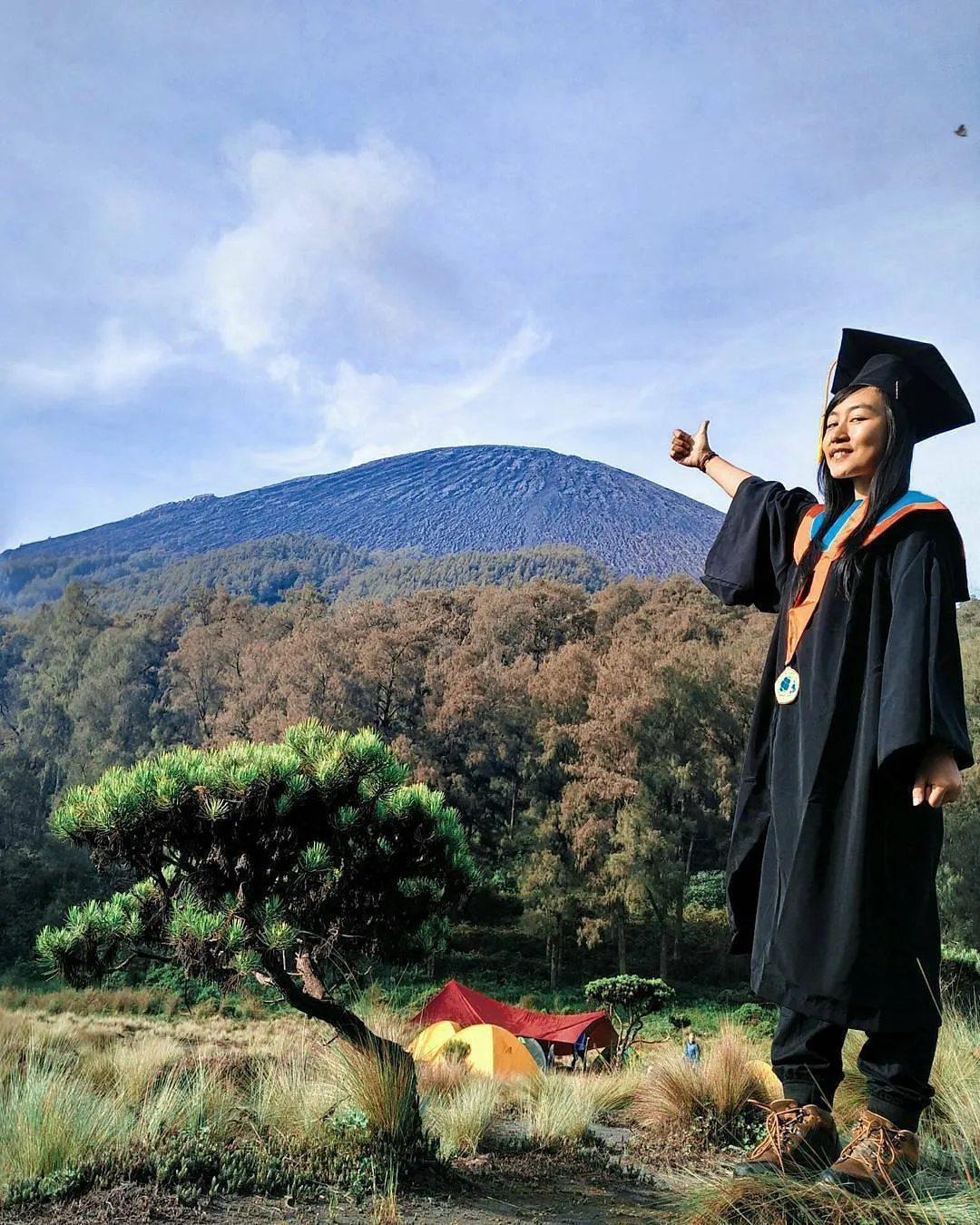 Parade Foto Selebrasi Para Pendaki yang Unik dan Kreatif di Puncak Gunung. Mana Favoritmu? 20