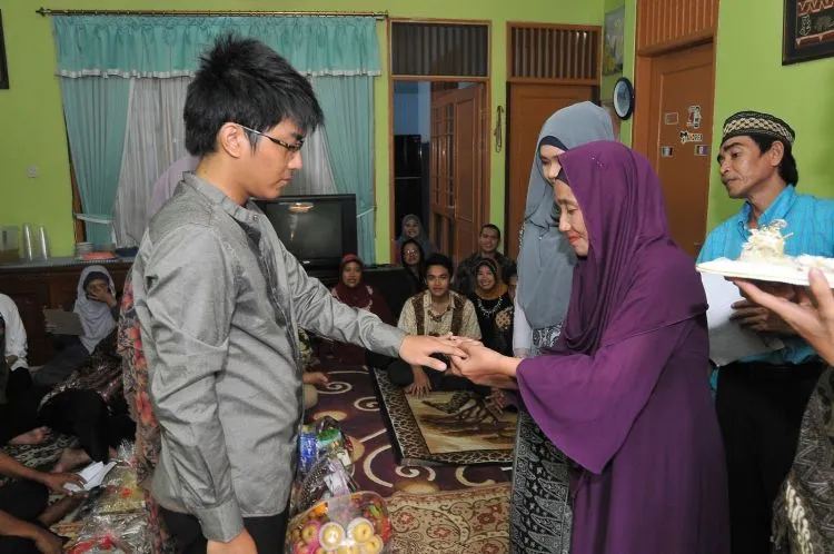 5 Alasan Mending Kamu dan Dia Langsung Lamaran. Daripada Cuma Tunangan 7