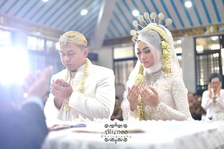 Sudah Ataupun Belum Punya Calon, 6 Inspirasi Kebaya Putih Ini Layak Disimpan Buat Busana Pengantinmu. 9
