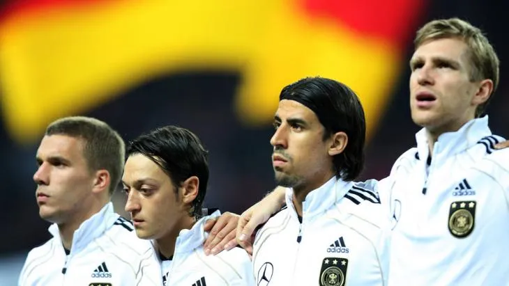 Mesut Ozil Umrah. Cek Yuk Bagaimana Sepak Bola dan Tato Pun Nggak Bikin Dia Lupa Ibadah Lainnya. 10