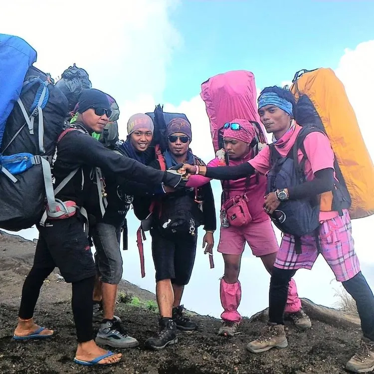 Biar Pendakianmu Aman dan Nggak Ilang di Gunung, Ini Tips Penting dari Pendaki Hello Kitty! 6