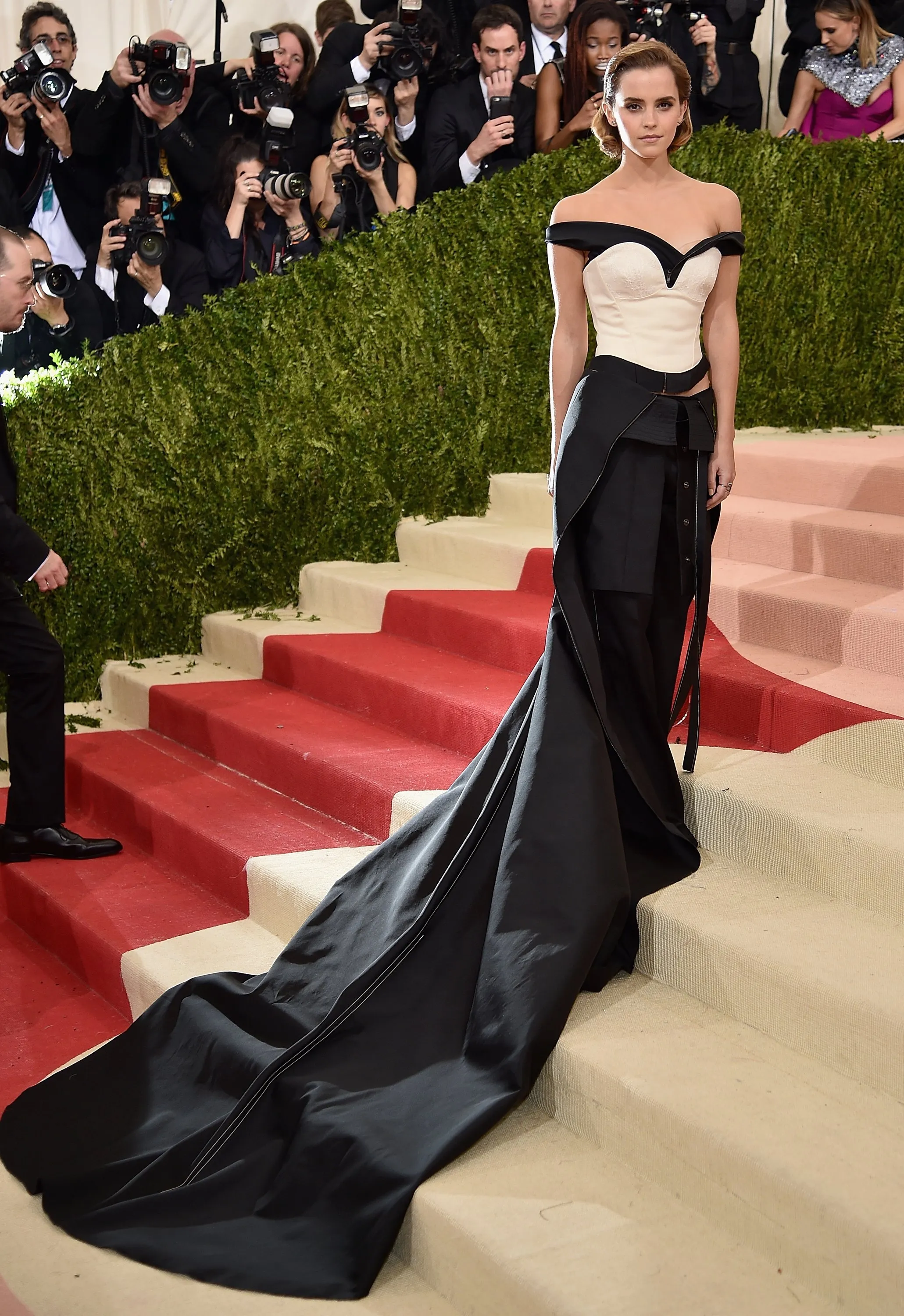 Ketika Fashion Bertemu Teknologi di Met Gala 2016. Intip Keunikan Gaun Para Selebriti Dunia Ini 11
