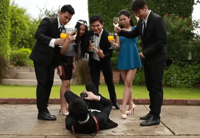 Di Balik Foto-foto yang Kelihatan Luar Biasa, Ternyata Ada Loh Orang Lain yang Merana... 26