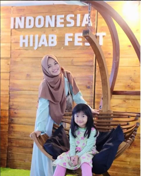 8 Inspirasi Hijab Menutup Dada a la Selebgram. Tetap Bisa Stylish Tanpa Repot 8