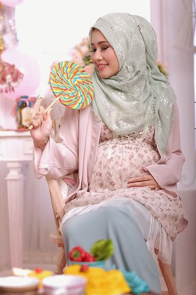 Jangan Ragu Tampil Menawan Saat Mengandung Buah Hati, Wanita Hamil itu Sedang Cantik-cantiknya! 16