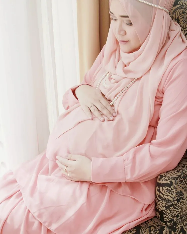 Jangan Ragu Tampil Menawan Saat Mengandung Buah Hati, Wanita Hamil itu Sedang Cantik-cantiknya! 20