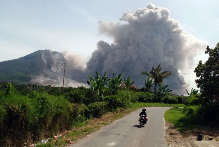 Gunung Sinabung Meletus Lagi, Tapi Kita Kok Diam Saja Seolah Tak Terjadi Apa-apa Sih? 4
