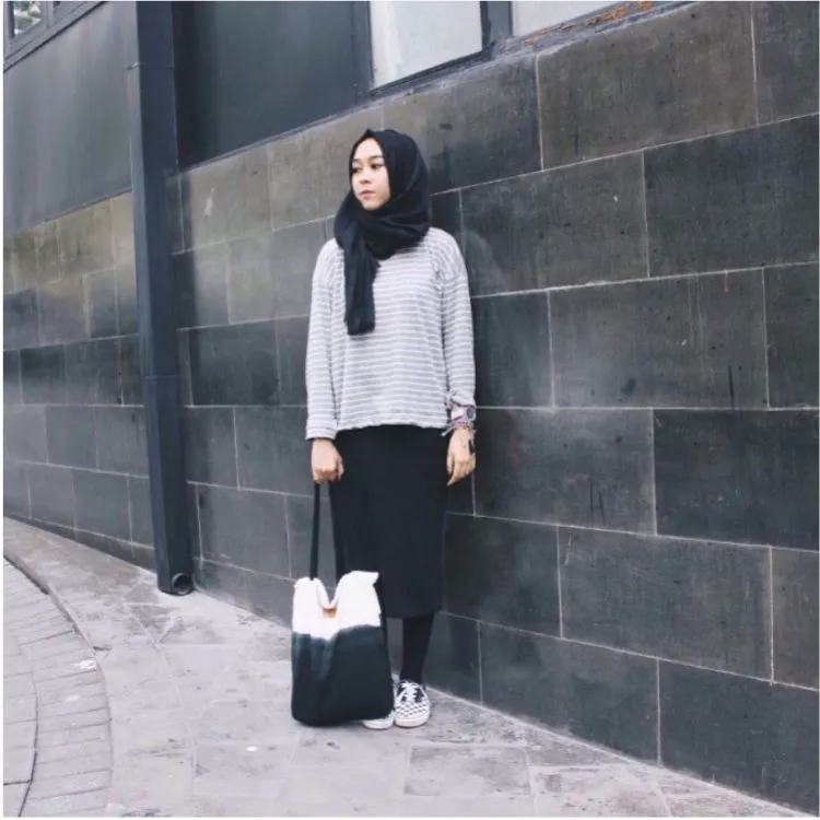 Manfaatkan Bajumu dengan Maksimal. 8 Gaya Rok Atau Dress Midi yang Tetap Buat Penampilan Hijabmu Sopan 9