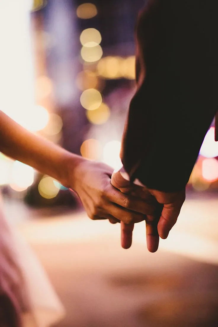 Kadang Hati Terasa Lebih Berdebar Jika Tangan Saling Terpaut Dalam Genggaman. Karena Romantis Tak Selalu Soal Ciuman 8