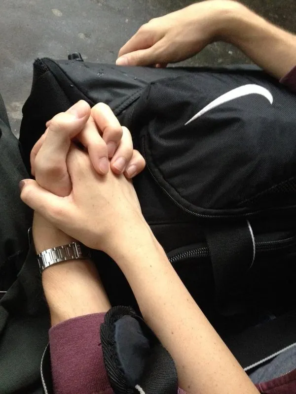 Kadang Hati Terasa Lebih Berdebar Jika Tangan Saling Terpaut Dalam Genggaman. Karena Romantis Tak Selalu Soal Ciuman 9