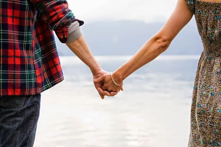 Kadang Hati Terasa Lebih Berdebar Jika Tangan Saling Terpaut Dalam Genggaman. Karena Romantis Tak Selalu Soal Ciuman 10