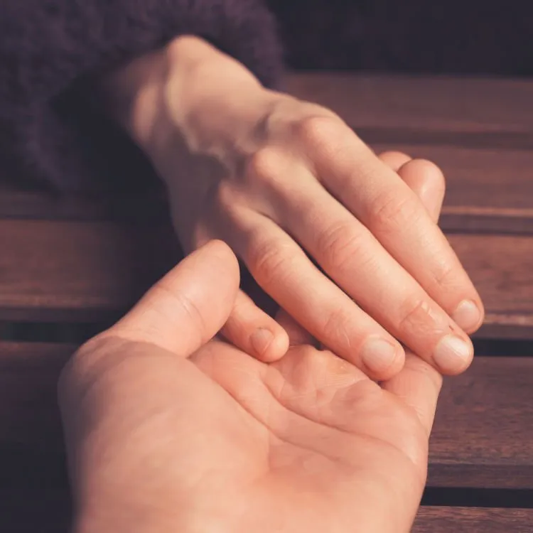 Kadang Hati Terasa Lebih Berdebar Jika Tangan Saling Terpaut Dalam Genggaman. Karena Romantis Tak Selalu Soal Ciuman 12