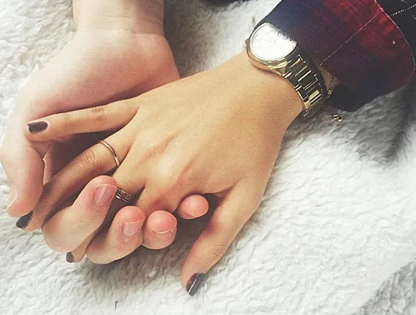 Kadang Hati Terasa Lebih Berdebar Jika Tangan Saling Terpaut Dalam Genggaman. Karena Romantis Tak Selalu Soal Ciuman 13