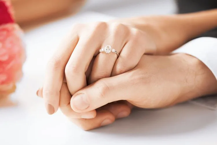 Kadang Hati Terasa Lebih Berdebar Jika Tangan Saling Terpaut Dalam Genggaman. Karena Romantis Tak Selalu Soal Ciuman 14