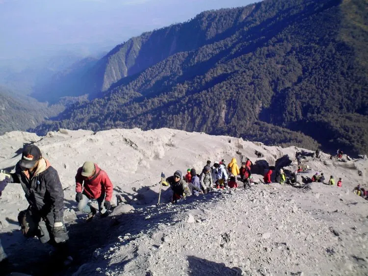 Lagi, Berita Mengejutkan dari Gunung. Dua Pendaki Asal Cirebon Dikabarkan Hilang di Gunung Semeru! 4