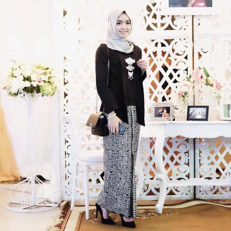 9 Inspirasi Bawahan Kebaya yang Bisa Kamu Jadikan Referensi untuk Tampil Kian Paripurna 14